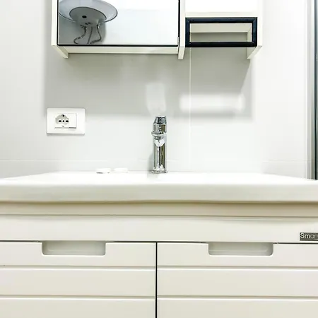 Apartment 1 Bedroom 1070 *