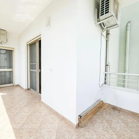 1 Bedroom 1070 *